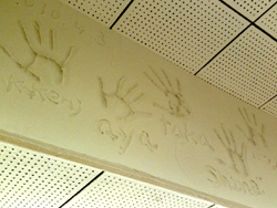 社員みんなの手形がオフィスの壁にはされておりスタッフの想いがつまったオフィスでした。